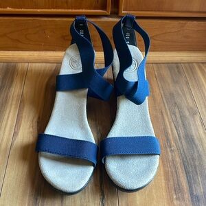 NWOT Charleston Shoe Co. Women’s Wedge Navy Blue Size 8.